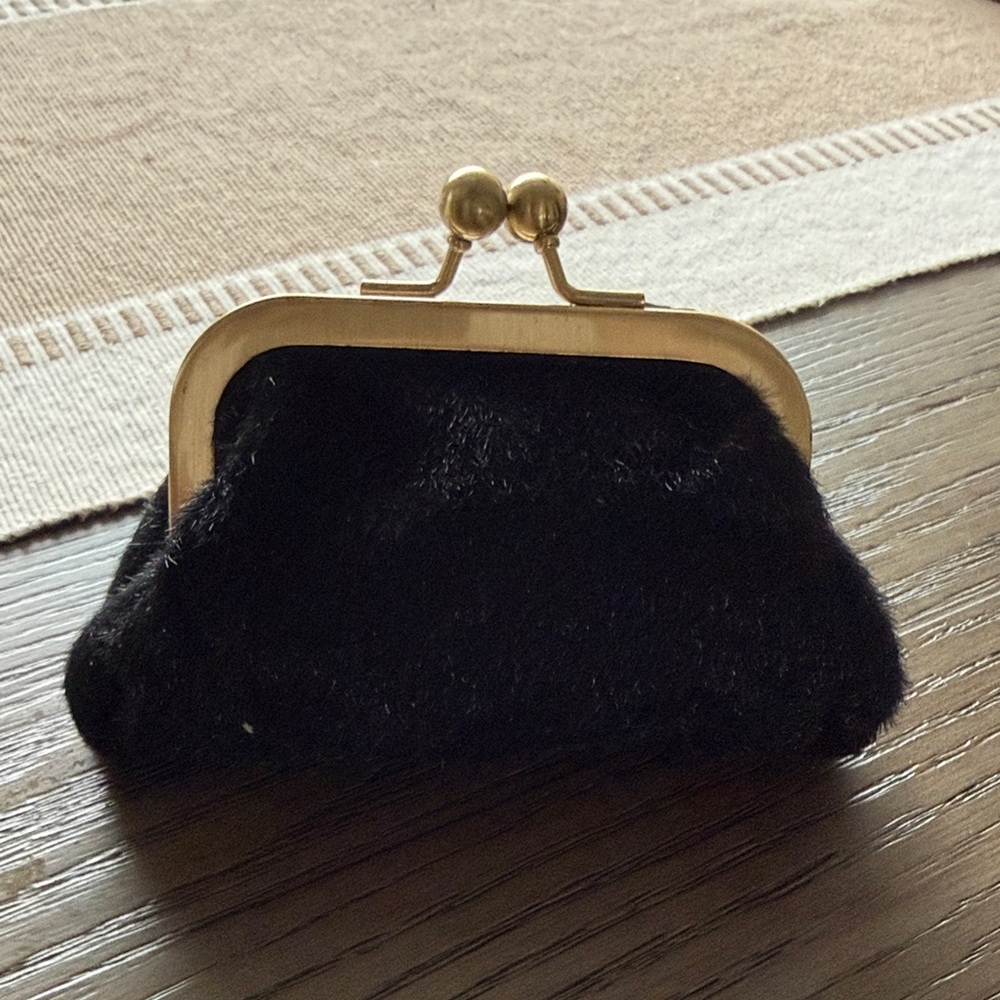 Elegant Black Clasp Coin Purse - Picture 2 of 3